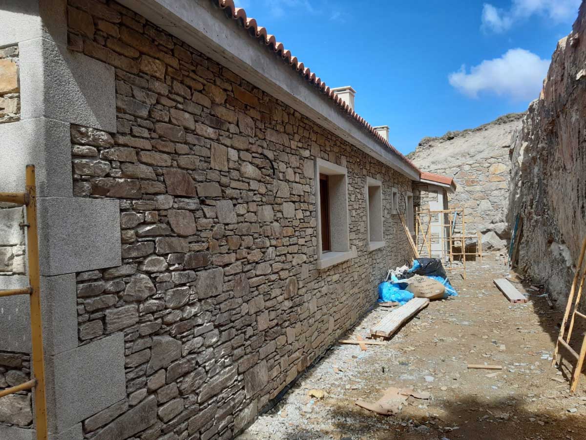 Vista de una pared exterior de una casa alicatada en piedra natural